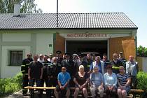 Členové Sboru dobrovolných hasičů Kamenné Zboží před renovovanou zbrojnicí.