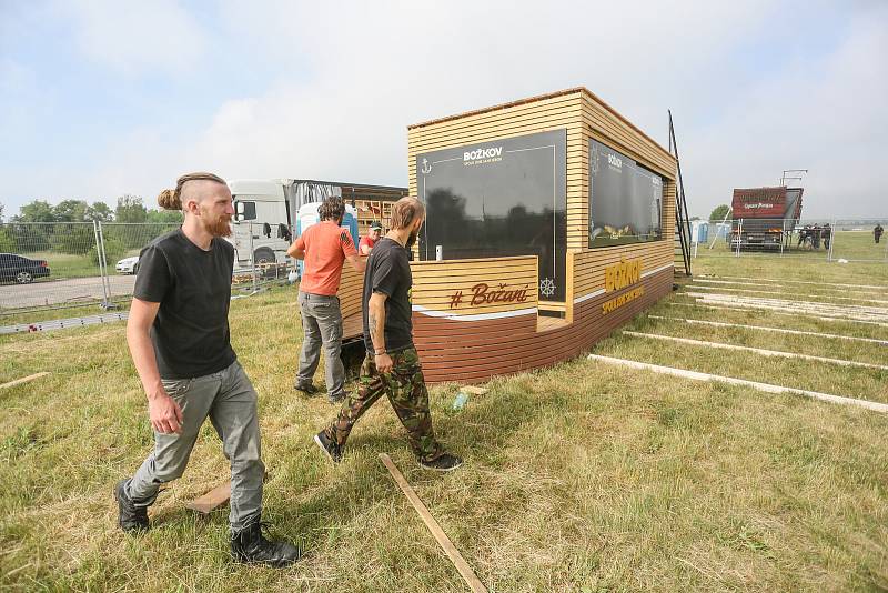 Přípravy festivalu Votvírák v Milovicích ve středu 8. června 2022.