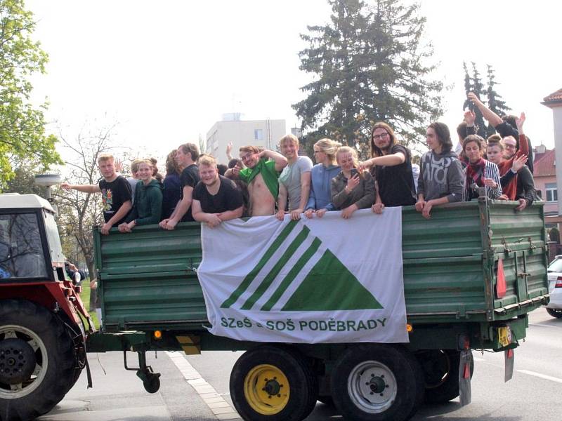 Kolona troubících traktorů jela po hlavních tepnách Poděbrad. Maturanti slavili poslední zvonění.