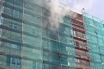 Z požáru bytového domu v Milovicích 26. dubna 2022.