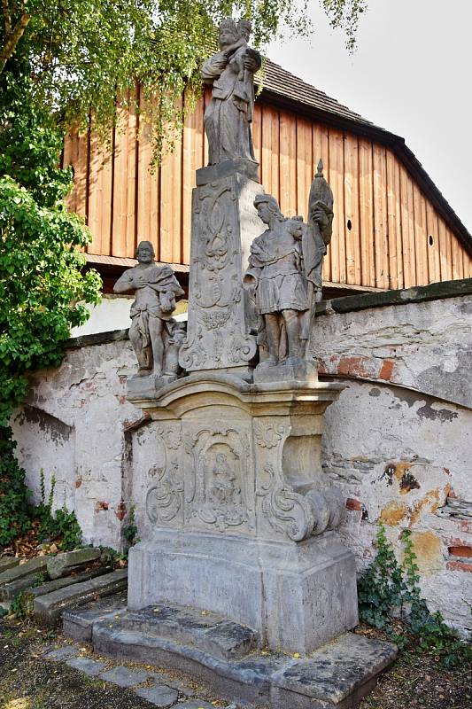 Sochař a restaurátor Jan Vích opravuje sochy ze hřbitova u kostela sv. Jiří.