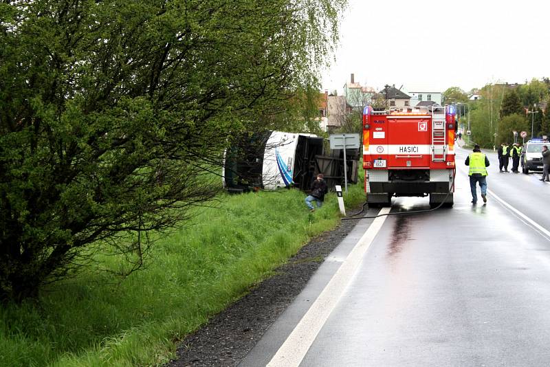 Autobus skončil vedle silnice na pravém boku opřený o břízu.