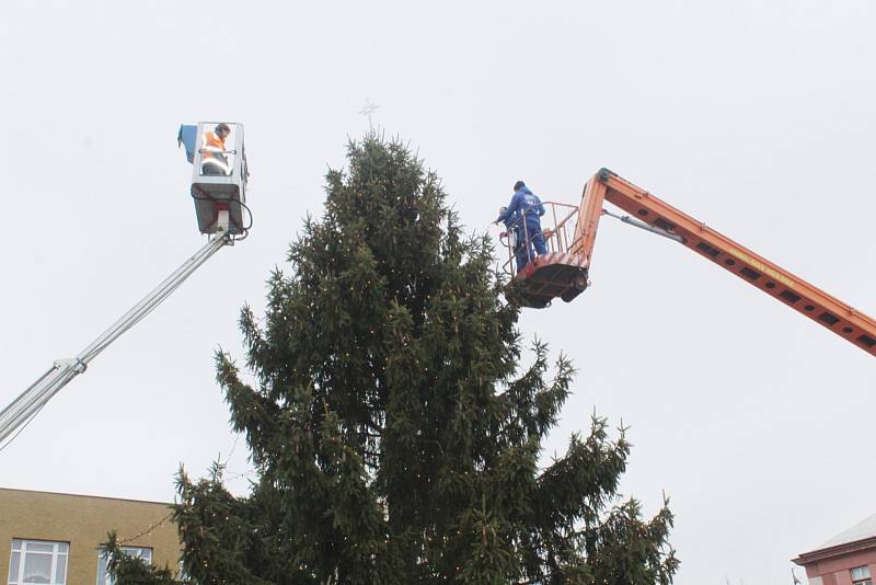 Ačkoliv oficiální rozsvícení vánočního stromu se uskuteční až nadcházející neděli, už nyní dostal první slavnostní výzdobu.