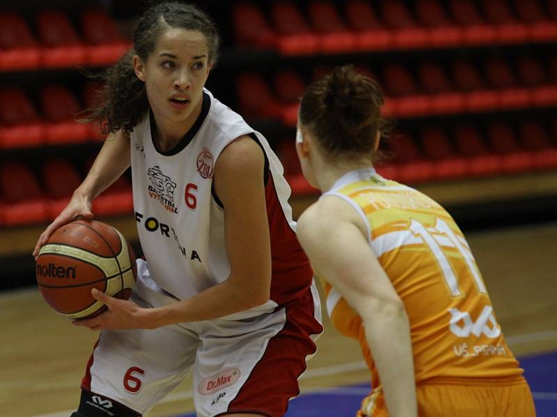 Z basketbalového utkání play off nejvyšší soutěže žen Nymburk - VŠ Praha (70:55)