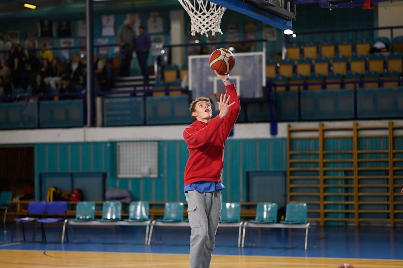 Z basketbalového utkání nadstavbové části extraligy kadetů Nymburk - Jindřichův Hradec (56:50)