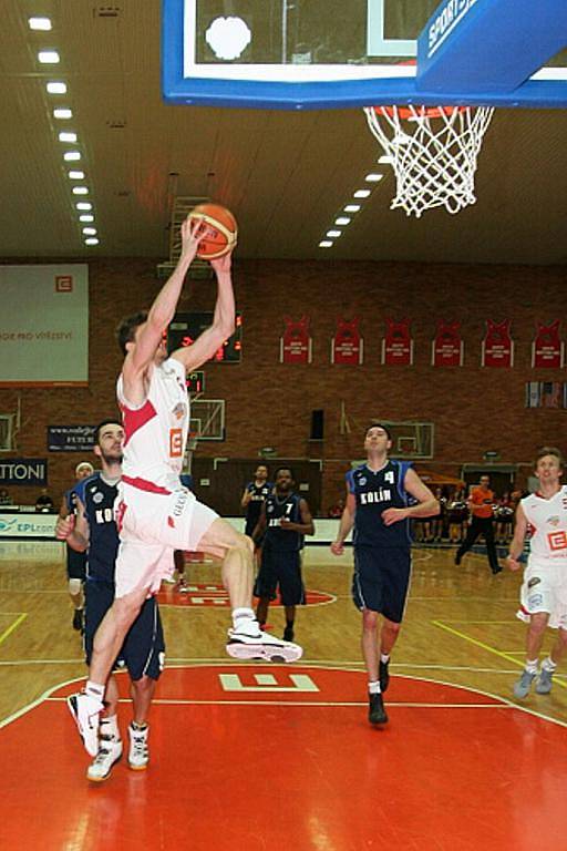 Z basketbalového utkání play off Nymburk - Kolín (105:61)