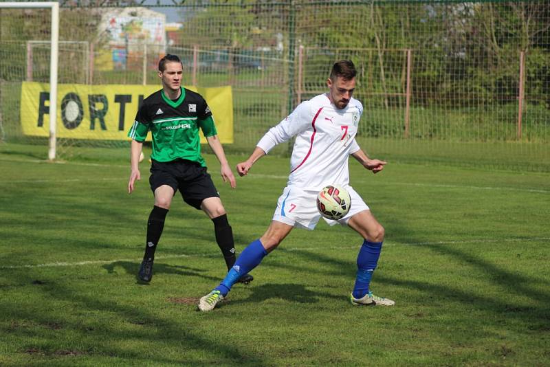 Z fotbalového utkání divizní skupiny B Polaban Nymburk - Tatran Rakovník (1:2)