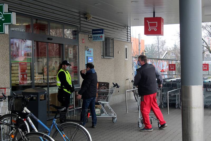 Ranní dvouhodinovku využívali senioři k nakupování ve všech nymburských supermarketech.