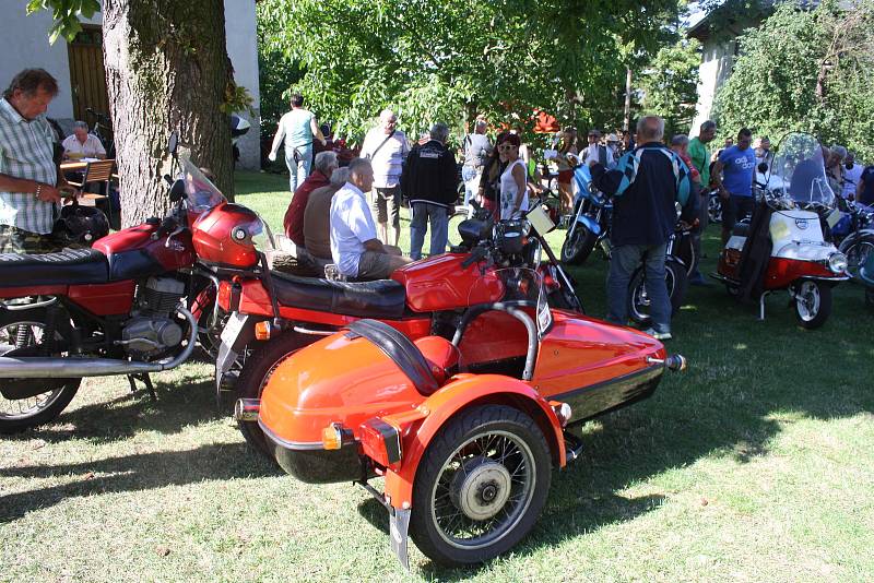 Na tradičním srazu automobilových a motocyklových nadšenců se představilo na dvě stě historických vozidel.