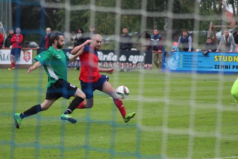 Fotbalisté Městce Králové porazili v souboji o první příčku tabulky okresního přeboru Rožďalovice 3:1.