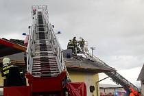 Požár bývalé truhlářské haly ve Strakách napáchal škodu za 1 milion korun.