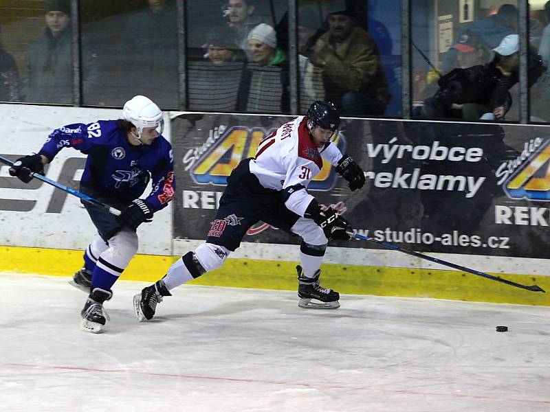 Derby. Druholigový duel Nymburka (v bílém) s Kolínem byl především soubojem o třetí příčku tabulky po základní části. A z té se mohou radovat Kozlové.