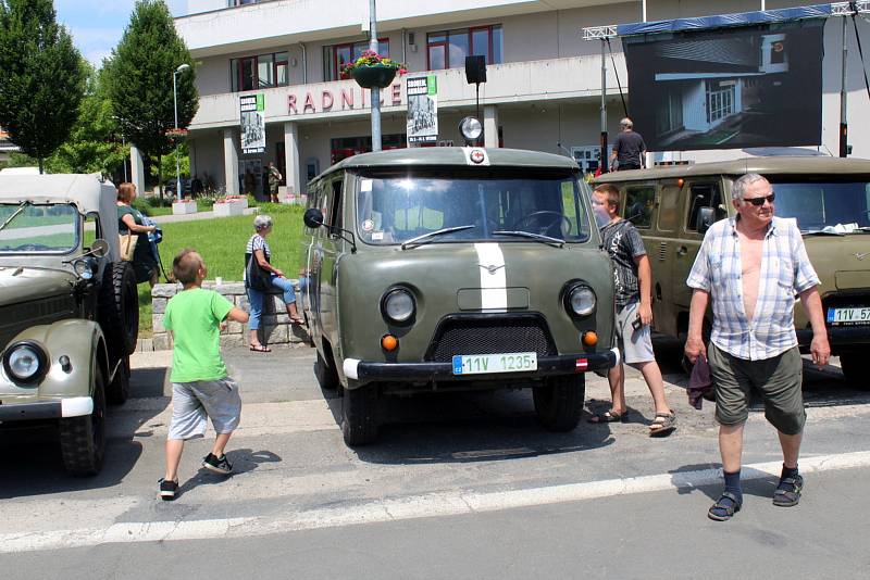 Z oslavy 30 let od odchodu posledních sovětských okupačních vojáků v Milovicích.