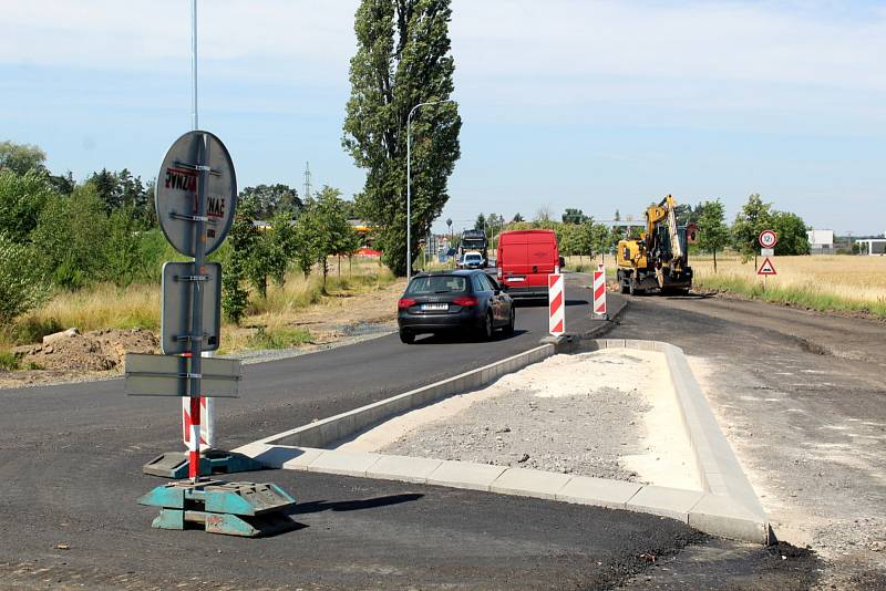 Velký a oválný kruhový objezd, který od jara roste mezi Poděbrady a Pískovou Lhotou, má už jižní část své trasy prakticky dokončenou.