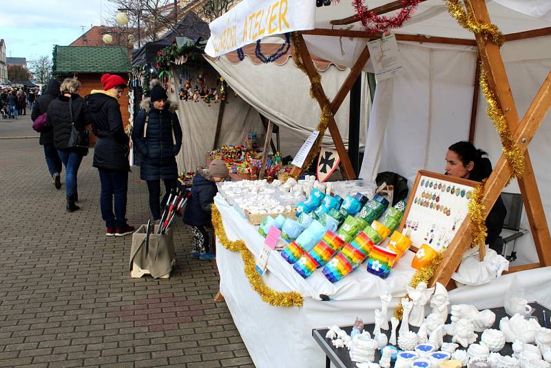 První adventní trhy v našem regionu začaly v sobotu dopoledne na Jiřího náměstí v Poděbradech.