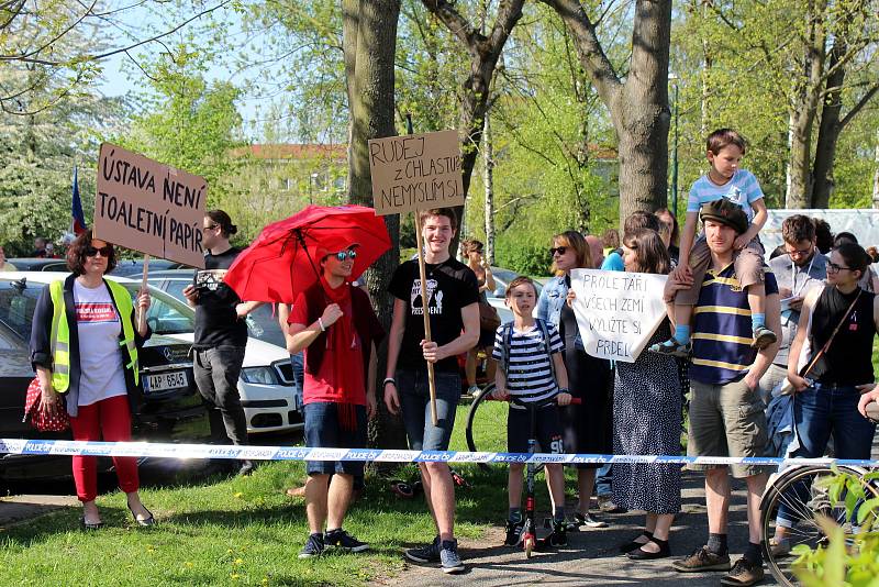 Protesty v Nymburce při jednání sjezdu komunistů a maškarní průvod.