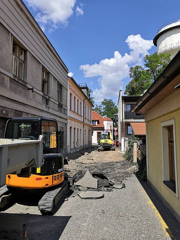 Ve Vodárenské ulici v Nymburce začala rekonstrukce.