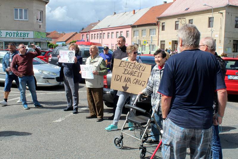 Setkání příznivců i odpůrců Andreje Babiše na náměstí v Sadské.