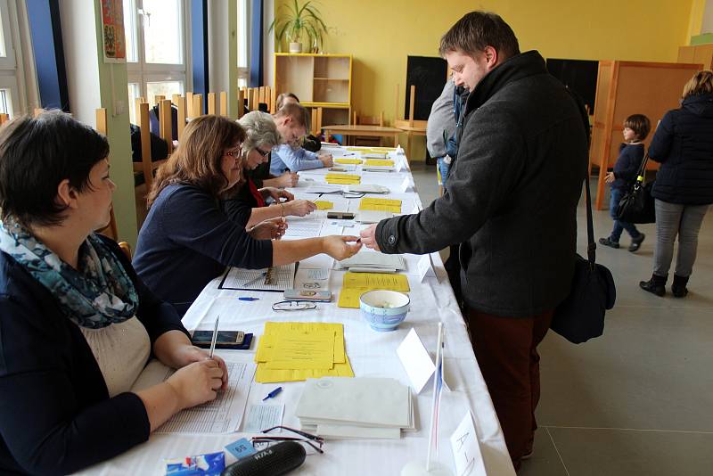 Hned po otevření bylo na Základní škole Letců RAF na nymburském sídlišti živo. Volební místnosti a školní chodby byly v obležení hlasujících.