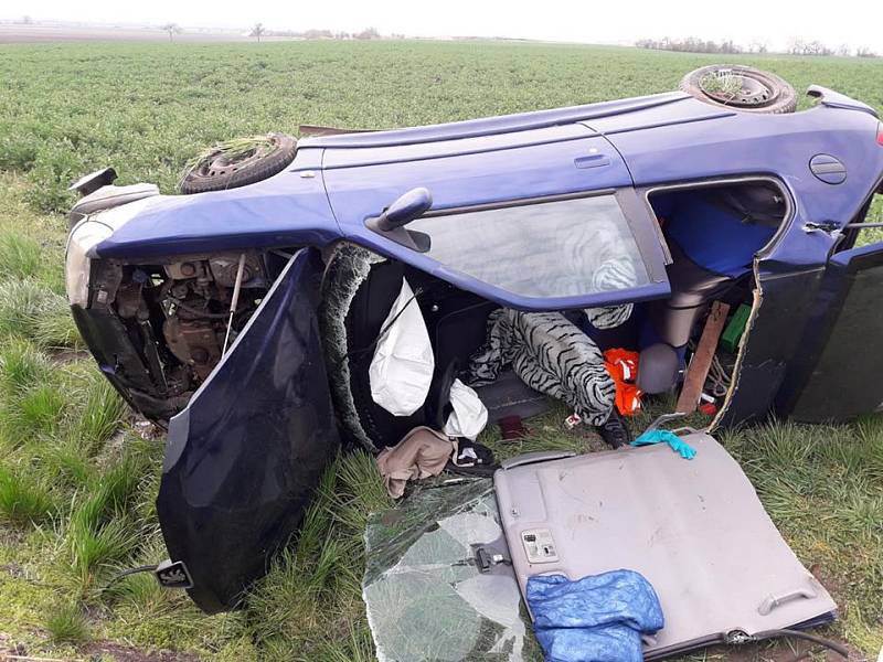 K dopravní nehodě osobního automobilu a nákladního vozidla došlo na silnici z Okřínku směrem na Senice.