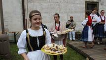 Dožínkovou slavnost V zámku a v podzámčí uspořádalo Polabské muzeum společně s obcí Přerov nad Labem a majitelem zámku Českým rozhlasem už tradičně ve skanzenu a přilehlém zámku.