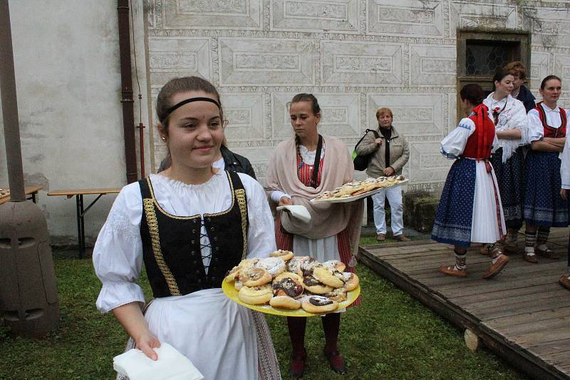 Dožínkovou slavnost V zámku a v podzámčí uspořádalo Polabské muzeum společně s obcí Přerov nad Labem a majitelem zámku Českým rozhlasem už tradičně ve skanzenu a přilehlém zámku.