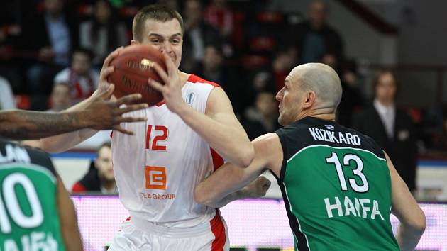 Z utkání basketbalového Eurocupu Nymburk - Maccabi Haifa (68:53)