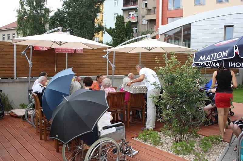 Luxor, poskytovatel sociálních služeb Poděbrady, otevřel pro své klienty nové posezení na zahradě.