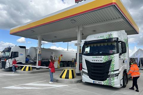 Z otevření první čerpací stanice LNG u dálnice v Česku. Funguje na 50. kilometru dálnice D11 u Dobšic na Nymbursku.