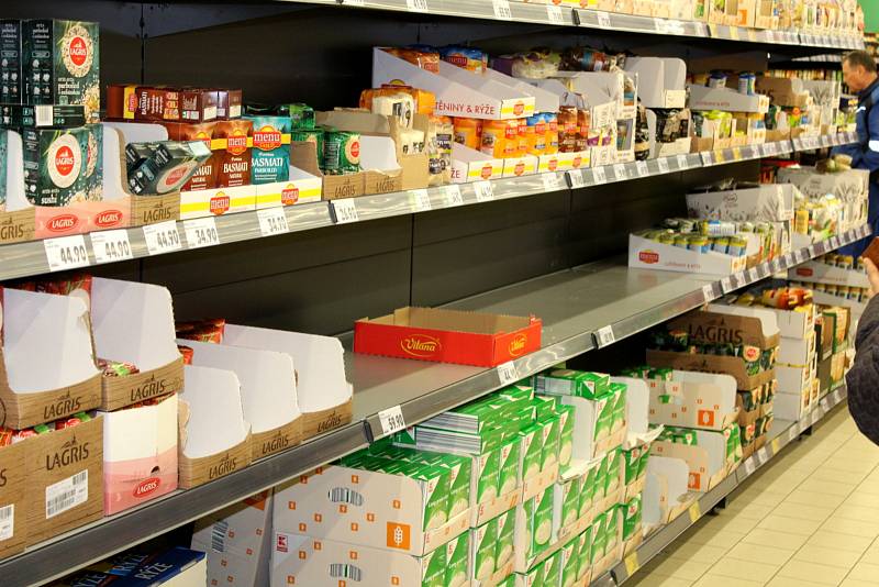 Nákupní horečka vypukla také v nymburských hypermarketech.