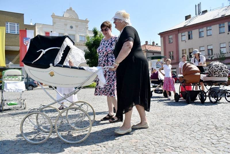 Ze srazu historických kočárků a reborn panenek v Nymburce.