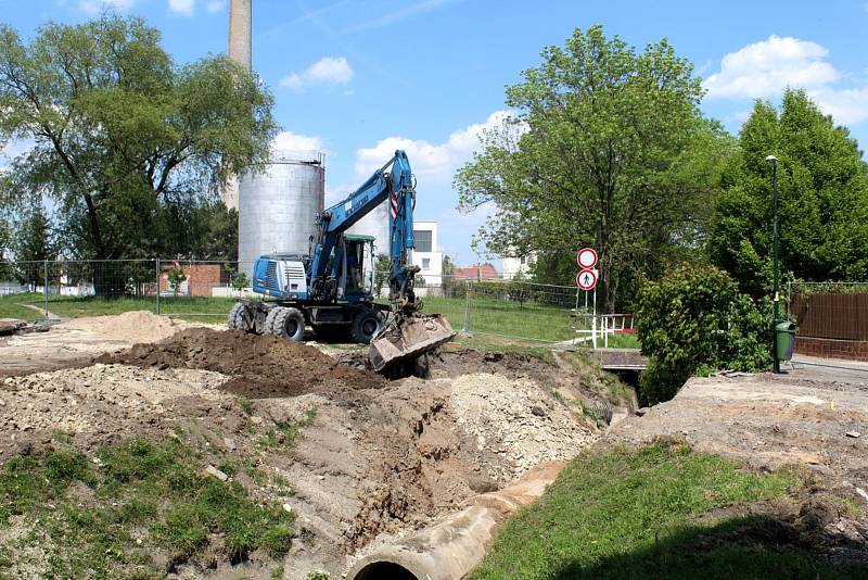 Mostek, který spojoval Brigádnickou ulici se sídlištěm a stál nad potokem Liduška, už neexistuje.