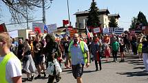 Protesty v Nymburce při jednání sjezdu komunistů a maškarní průvod.