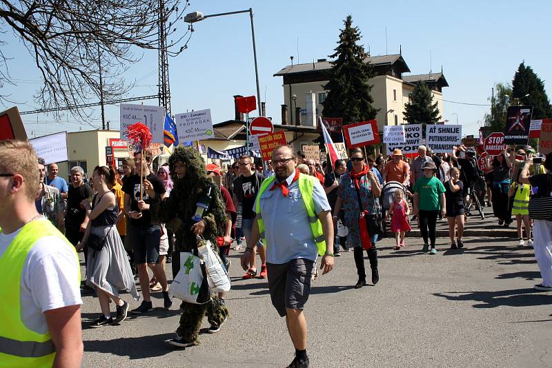 Protesty v Nymburce při jednání sjezdu komunistů a maškarní průvod.