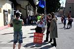 Protesty v Nymburce při jednání sjezdu komunistů a maškarní průvod.