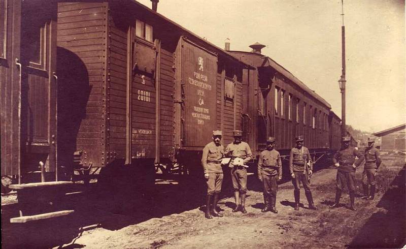 Legiovlak se třinácti vagóny, který byl postaven jako připomínka 100 let od těžkých časů československých legionářů v Rusku, stojí v těchto dnech na nádraží v Lysé nad Labem.