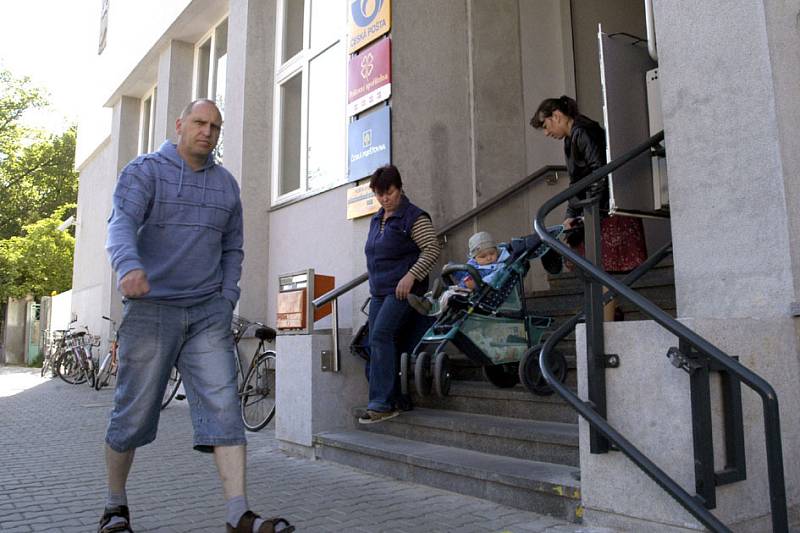 Pošta v jiráskově ulici se včera po rekonstrukci konečně otevřela zákazníkům.