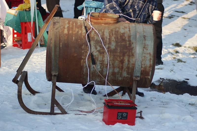 Hokejový winter classic se hrál na rybníku v Pátku