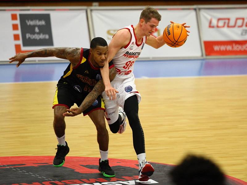 Z basketbalového utkání Ligy mistrů Nymburk - Keravnos. Foto: Tomáš Laš