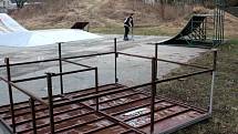 Vandalové poničili nymburský skatepark.