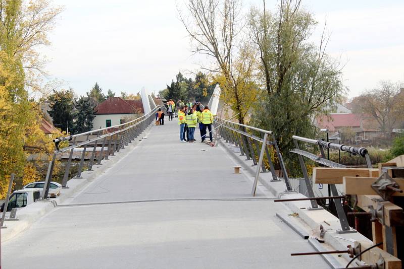 Lávka se pro veřejnost otevře už v pátek v 16 hodin současně s jejím rozsvícením.