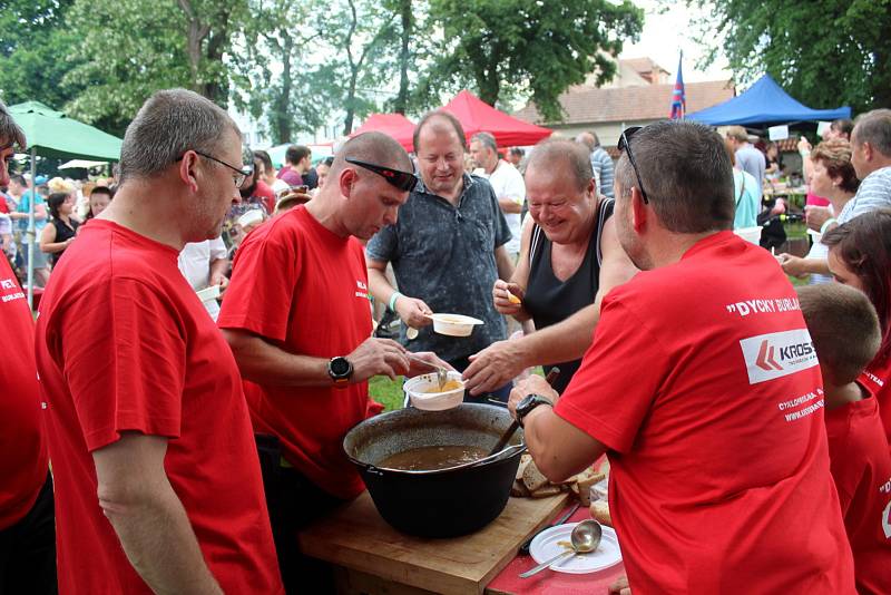 Další ročník akce Městecký gulášek se v sobotu 1. června uskutečnil na zahradě kulturního domu v Městci Králové.