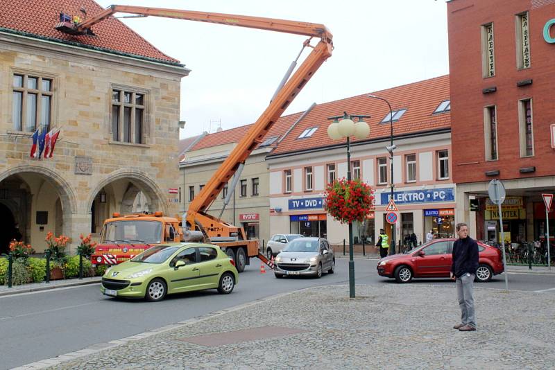 Odstranění utrženého plechu ze střechy radnice zkomplikovalo dopravu v centru Nymburka.