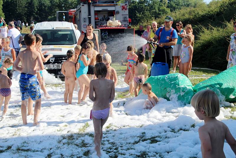 Sedmnáctá Přístavní slavnost přilákala do parku pod hradbami skvělé kapely i stovky fanoušků.