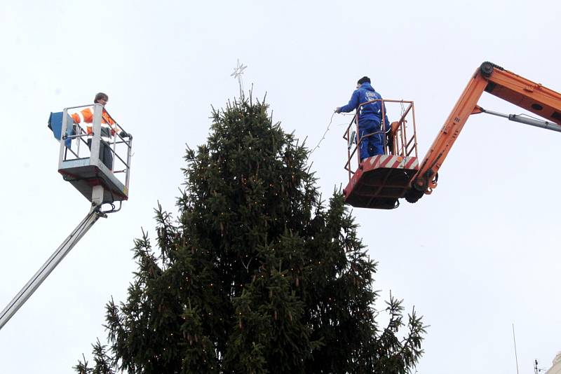 Ačkoliv oficiální rozsvícení vánočního stromu se uskuteční až nadcházející neděli, už nyní dostal první slavnostní výzdobu.