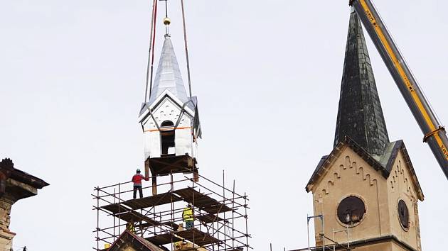 Instalace opravené věžičky na kostel sv. Václava ve Velelibech.