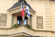 Z balkonu kanceláře starosty na poděbradské radnici zavlála kromě tradiční české i izraelská vlajka.