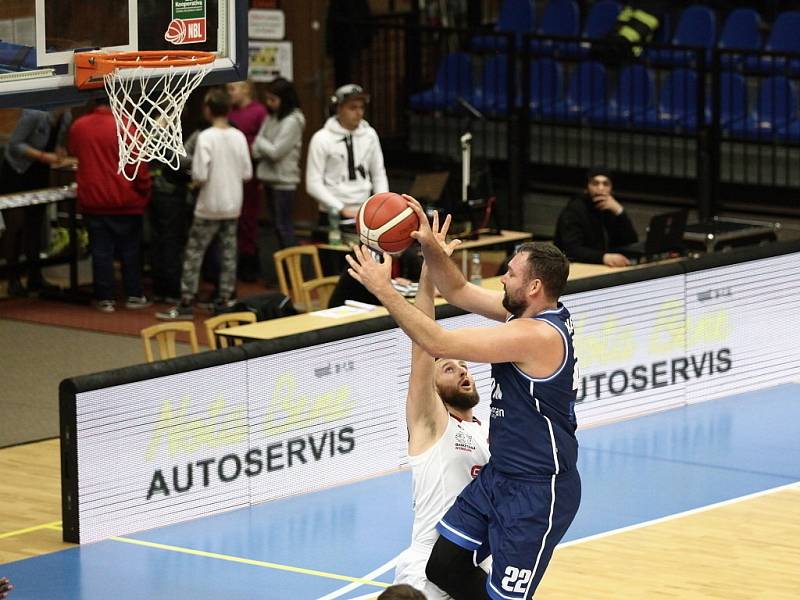 Z basketbalového utkání Kooperativa NBL Nymburk - Kolín (85:87)