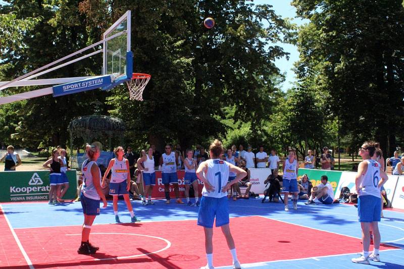 Mezinárodní turnaj v basketu tři na tři se hrál na poděbradské kolonádě.