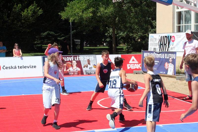 Mezinárodní turnaj v basketu tři na tři se hrál na poděbradské kolonádě.